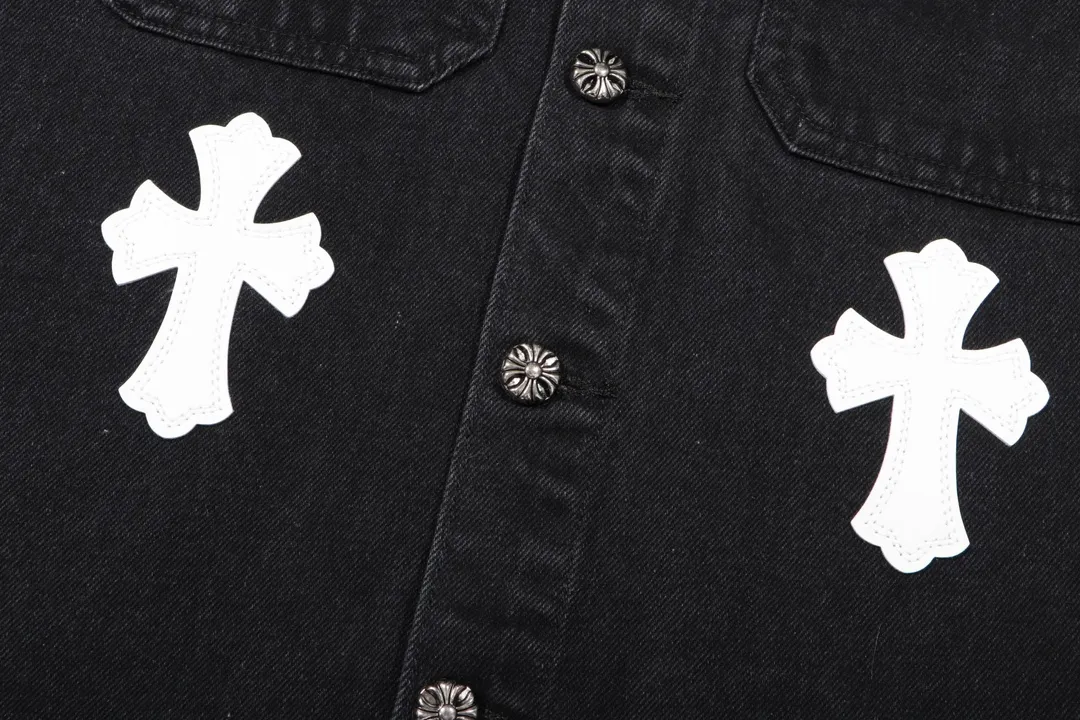P260 [Next day] Chromehearts 23ss denim cross patch leather black and white jacket denim jacket. A super versatile denim jacket that is breathable, comfortable and elegant! The entire garment is made of super heavy-duty workmanship and uses denim denim fabric imported from Japan. After the finished product is washed, the loss rate is extremely high! The whole body is made with old craftsmanship and the upper body is stylish!  The body has multiple crosses and leather logos sewn on it! Because of the old craftsmanship, everything from gold five to three marks has been re-made with new molds, 100% restored to the original craftsmanship! All the leather characters are laser-aligned. The leather is definitely different from the super-fiber leather on the market. It uses this year's new sheep leather. The finished embroidery guarantees the quality of the entire product❗ It took nearly two months of back and forth production to get a satisfactory effect. The various cutting designs really put a lot of effort into achieving a satisfactory experience! The same style for men and women, great for couples!  Color: black Size: S M L